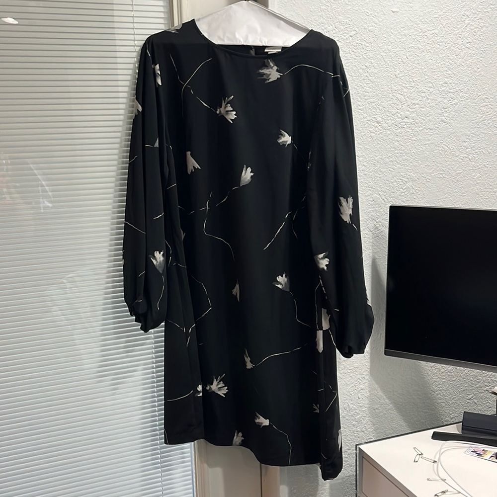 Dress with elastic sleeves